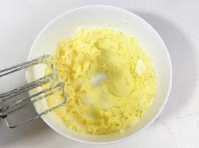 先用电动打蛋器搅几下，然后搅打至略微蓬松，颜色偏白。