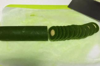 入冰箱冷冻1小时，然后切0.5厘米的薄片。（大概切了35块）