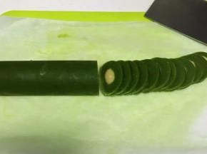 入冰箱冷冻1小时，然后切0.5厘米的薄片。（大概切了35块）