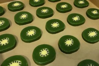 用牙签沾水后，把黑芝麻往饼干上粘。