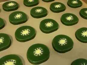 用牙签沾水后，把黑芝麻往饼干上粘。