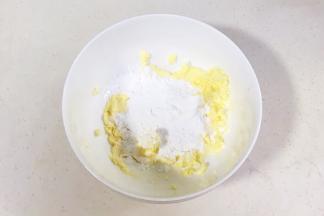 黄油切块软化，搅打散开或用刮刀轻轻按压开，加入糖粉。