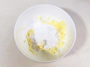 黄油切块软化，搅打散开或用刮刀轻轻按压开，加入糖粉。