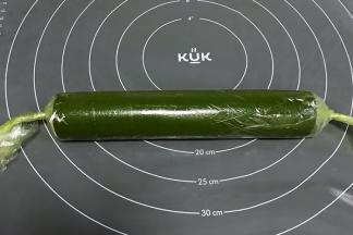 卷起来，一定要卷紧了，回来滚圆几下。（卷的时候有点开裂是正常，之后在滚几下整形就不会了）