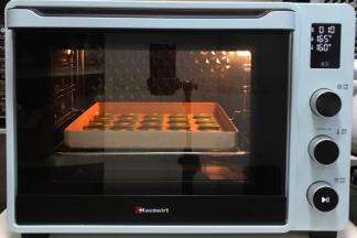 入预热的烤箱中，上火165度下火160度，约15分钟，最后剩5分钟盖锡纸，防止颜色过深。