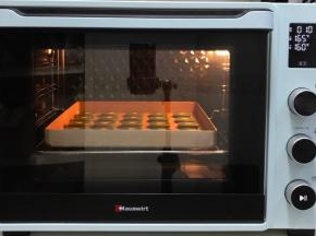 入预热的烤箱中，上火165度下火160度，约15分钟，最后剩5分钟盖锡纸，防止颜色过深。