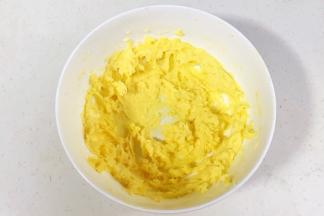 继续搅打至蛋黄液和黄油完全融合。