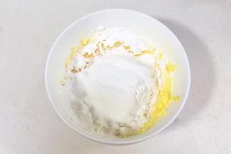 筛入低筋面粉。