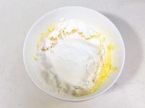 筛入低筋面粉。