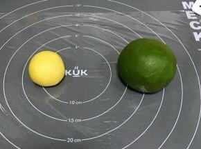 预留一个60克小面团，剩下的面团加入抹茶粉揉匀，松弛10～15分钟。