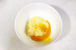前后分两次加入蛋黄。