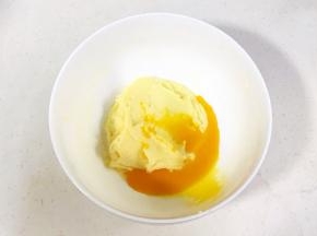 前后分两次加入蛋黄。