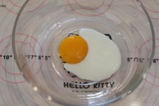 60克大小的鸡蛋分离蛋白和蛋黄，蛋白倒入打蛋盆内放入冰箱冷冻，蛋黄和酸奶一起倒入玻璃碗内。