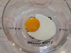 60克大小的鸡蛋分离蛋白和蛋黄，蛋白倒入打蛋盆内放入冰箱冷冻，蛋黄和酸奶一起倒入玻璃碗内。