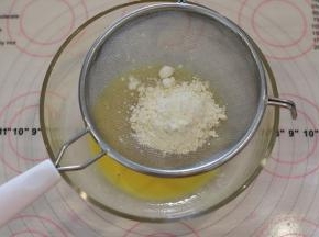 手动打蛋器搅拌至蛋黄和酸奶混合均匀，筛入低筋面粉。