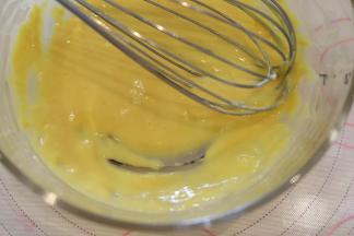 快速的混合至蛋黄糊没有干粉。