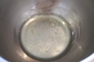 取出蛋白，冷冻至表面结一层薄霜。