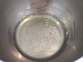 取出蛋白，冷冻至表面结一层薄霜。