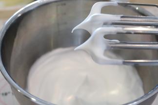 一次性将细砂糖加入蛋白内，打发至湿性偏干性状态。（新手可以将细砂糖分两次加入）