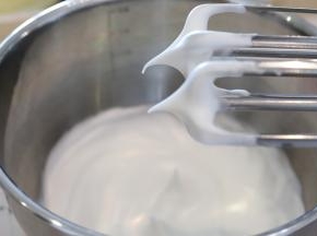 一次性将细砂糖加入蛋白内，打发至湿性偏干性状态。（新手可以将细砂糖分两次加入）