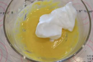 取1/2的蛋白加入到蛋黄糊内，翻拌手法混合好蛋糕糊。