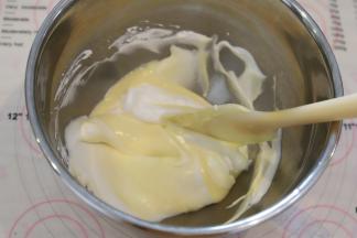 混合好的蛋糕糊倒入剩余的蛋白内，同样手法混合均匀。