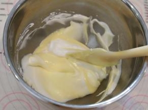 混合好的蛋糕糊倒入剩余的蛋白内，同样手法混合均匀。