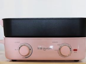 多功能锅旋转至小火，时间设置20分钟，开始热锅。