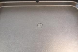 锅内倒入少许的玉米油，用厨房纸抹匀整个锅面。