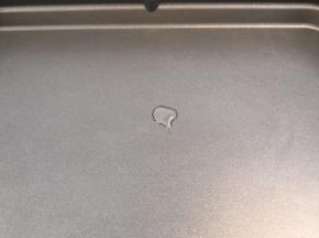 锅内倒入少许的玉米油，用厨房纸抹匀整个锅面。