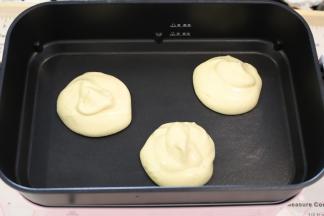 用大汤勺勺起一勺蛋糕糊，放入预热好的锅内。