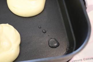 往锅内倒入一点水，尽量不要倒到松饼底下。