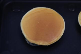 检测松饼，边缘面糊不粘手时翻面，再往锅内倒入一点水，焖7分钟。