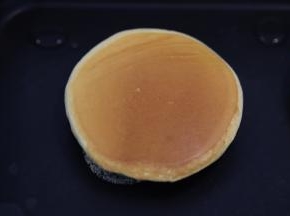 检测松饼，边缘面糊不粘手时翻面，再往锅内倒入一点水，焖7分钟。