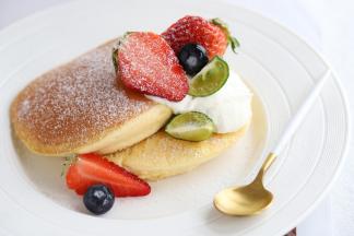 淡奶油加糖打发至半流动，放在松饼上面，摆放好水果装饰。