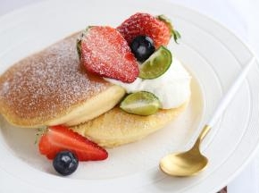 淡奶油加糖打发至半流动，放在松饼上面，摆放好水果装饰。