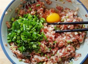 再把葱花，鸡蛋磕入肉糜中，继续顺时针搅拌，搅拌到肉糜筋道不散备用。