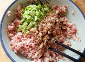 首先肉糜里放入盐打散搅拌下，接着把葱白，熟花生米切碎放入肉糜中搅拌均匀。