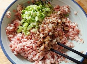 首先肉糜里放入盐打散搅拌下，接着把葱白，熟花生米切碎放入肉糜中搅拌均匀。