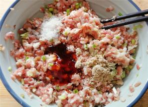 把调味料生抽、蚝油、白胡椒、白砂糖倒入肉糜中，顺时针搅拌出胶质。