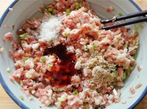 把调味料生抽、蚝油、白胡椒、白砂糖倒入肉糜中，顺时针搅拌出胶质。