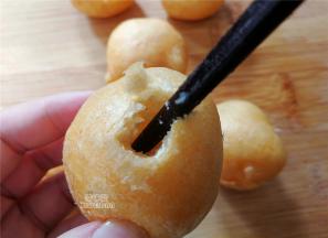 拿一根筷子把油面筋戳个洞，搅碎内部组织，动作轻软点，别把油面筋戳碎，洞口不要太大。