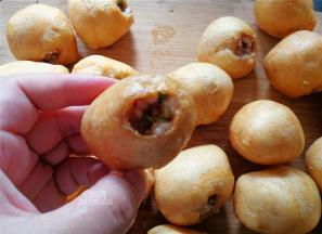 把搅拌好的馅料，一点一点的填入油面筋里，在填肉的时候，洞口会变大点，所以开始时候就要小口就行。