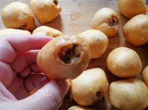 把搅拌好的馅料，一点一点的填入油面筋里，在填肉的时候，洞口会变大点，所以开始时候就要小口就行。