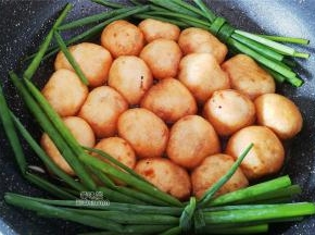 洞口的已经肉熟了封口后，倒入适量清水，放入点老抽，开大火炖煮，小葱打结后放入一起炖煮，汤汁沸腾了，油面筋变软了，就稍微收下汁就可以装盘食用了。