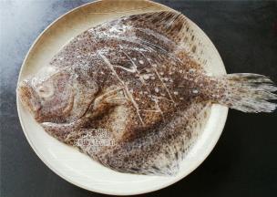 先把多宝鱼去除内脏洗干净沥干，倒入料酒和盐腌制片刻，大概5分差不多。