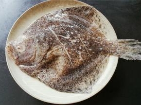 先把多宝鱼去除内脏洗干净沥干，倒入料酒和盐腌制片刻，大概5分差不多。