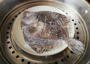 蒸锅装入水开大火，把鱼放入蒸制，火沸腾后大概蒸制10分钟差不多，关火后焖下。