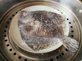 蒸锅装入水开大火，把鱼放入蒸制，火沸腾后大概蒸制10分钟差不多，关火后焖下。