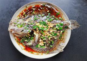 备一个锅，倒入适量食用油煮热冒烟关火，把油浇入鱼面上，均匀的浇制，能听到啪啪的声音。